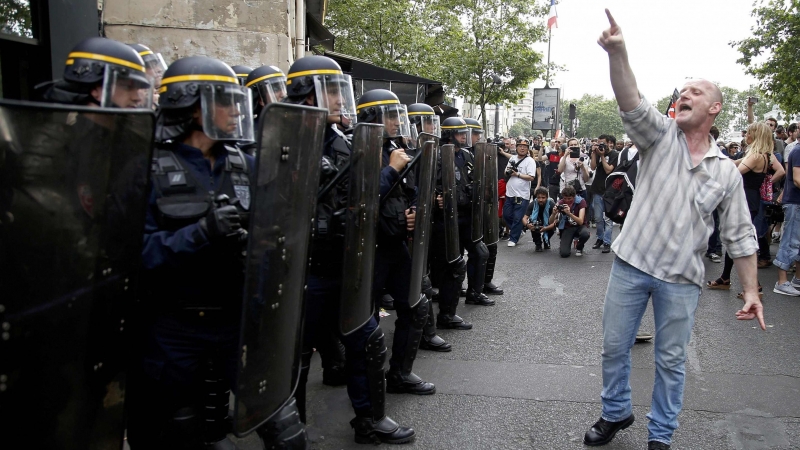 Un hombre grita frente a los policías durante una manifestación contra la reforma laboral en Francia junto a la Plaza de la Bastilla en París, Francia. REUTERS/Jacky Naegelen