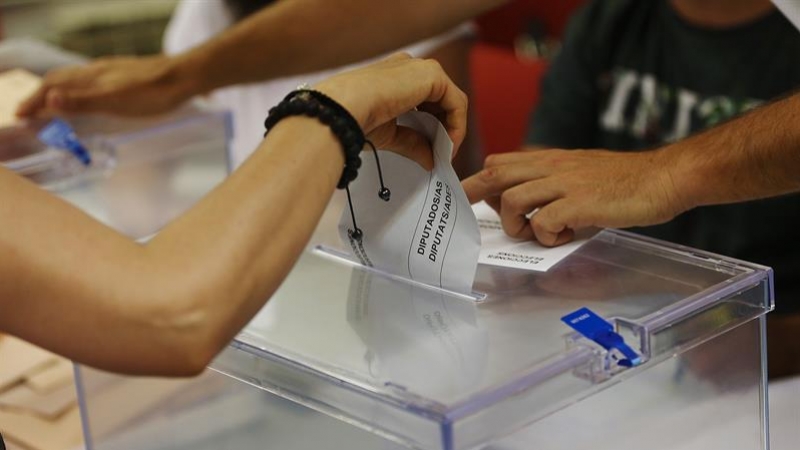 Una persona deposita su voto en un colegio de Barcelona. - EFE