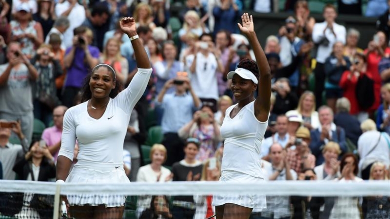 Serena y Venus Williams tras el partido de este sábado.  EFE/EPA/GERRY PENNY