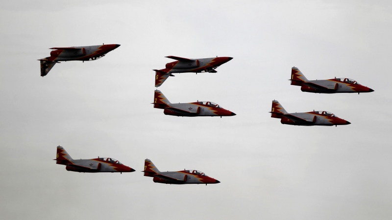 Aviojets C - 101 del grupo acrobático de la Fuerza Aérea Española Patrulla Aguila vuelan sobre una playa durante una exhibición aérea en Torre del Mar. REUTERS / Jon Nazca