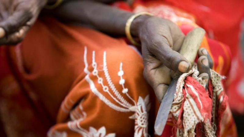 Foto cedida por Unicef de una mujer que practicaba la ablación genital en  Deafar (Etiopía). - EFE