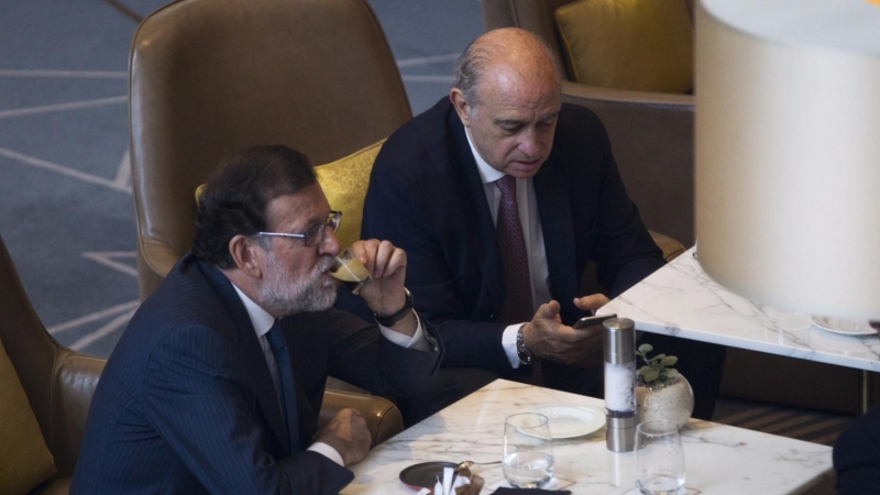 El presidente en funciones Mariano Rajoy y el ministro del Interior, Jorge Fernandez Díaz. EFE