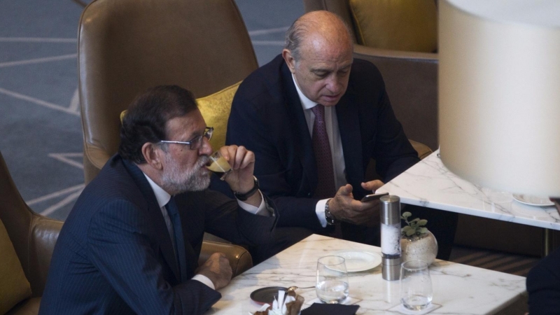 El presidente en funciones Mariano Rajoy y el ministro del Interior, Jorge Fernandez Díaz. EFE