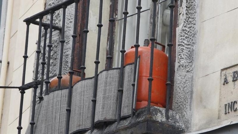 Una bombona de gas butano en el balcón de una vivienda de Madrid. E.P.