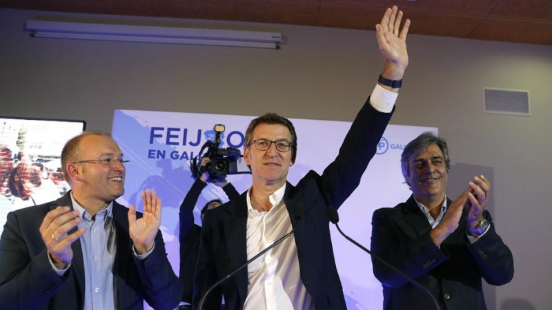 El presidente de la Xunta y candidato a la reelección, Alberto Nuñez Feijóo, junto al secretario geneal del PPdG, Miguel Tellado, y el portavoz parlamentario, Pedro Puy, saludan en el hotel de Santiago donde celebra el resultado electoral, tras la jornada