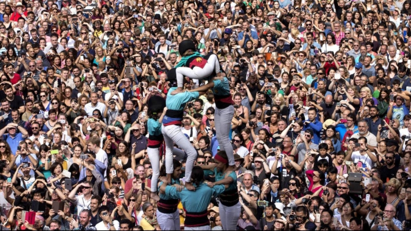 Un grupo de castellers actúa en las Fiestas de La Mercè. EFE