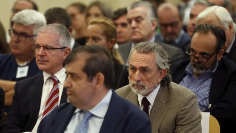 Francisco Correa, presunto cabecilla de la trama Gürtel, y Pablo Crespo, exsecretario de Organización del PP de Galicia y supuesto número dos de la trama, durante el juicio en la sede de la Audiencia Nacional de San Fernando de Henares. EFE/Chema Moya