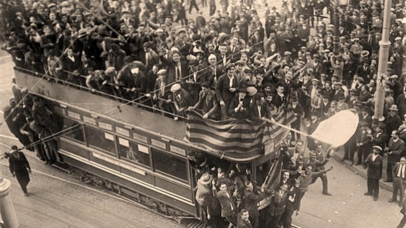 Celebración de la Segunda República, el 14 de abril de 1931 en Barcelona.