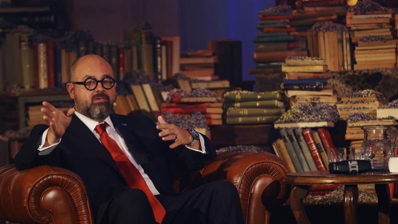 El escritor Carlos Ruiz Zafón durante la presentación, en el Tibidabo barcelonés, de su nuevo libro, 'El Laberinto de los Espíritus', desenlace de la tetralogía que inició en 2001 con 'La sombra del viento', una de las sagas más seguidas de la literatura