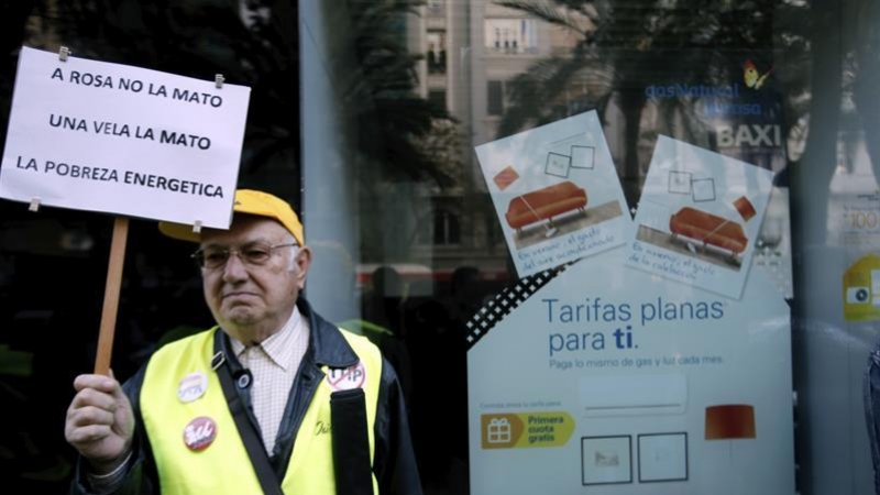 'A Rosa no la mató una vela, la mató la pobreza energética', uno de los carteles que se podían leer en la concentración en Valencia contra Gas Natural / EFE