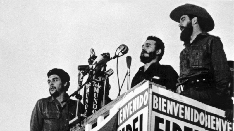 Fidel Castro pronuncia un discurso junto a Camilo Cienfuegos y Ernesto Che Guevara en La Habana (8 de enero de 1959) / AFP