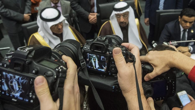 El ministro de Petróleo de Arabia Saudí, Jalid Al-Falih (c), asiste a la reunión formal de ministros de petróleo de la OPEP en Viena. EFE/Christian Bruna