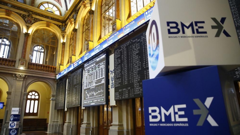 El logo de la sociedad Bolsas y Mercados Españoles (BME) en el patio de negociación de la Bolsa de Madrid. EFE/J.P. Gandul