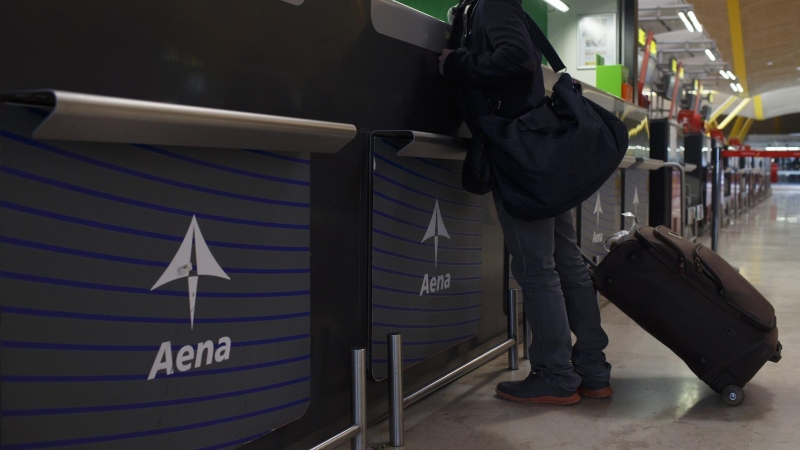 Mostrador de Aena en el Aeropuerto Adolfo Suárez-Barajas. REUTERS