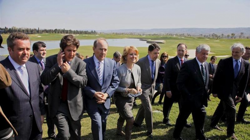 El empresario Joaquín Molpeceres, en el centro, junto a la entonces presidenta de la Comunidad de Madrid, Esperanza Aguirre, y otros cargos políticos, en la inauguración del campo de golf de la finca El Encín, en marzo de 2011.