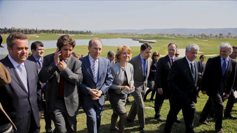 El empresario Joaquín Molpeceres, en el centro, junto a la entonces presidenta de la Comunidad de Madrid, Esperanza Aguirre, y otros cargos políticos, en la inauguración del campo de golf de la finca El Encín, en marzo de 2011.