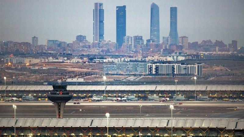 La terminal T-4 y la torre de control del aeropuerto Madrid Barajas Adolfo Suárez, con las cuatro torres al fondo. E.P.