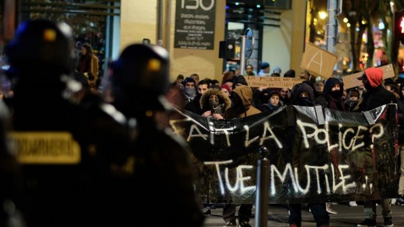 Gendarmes franceses toman posiciones ante una protesta contra la violencia policial. - AFP