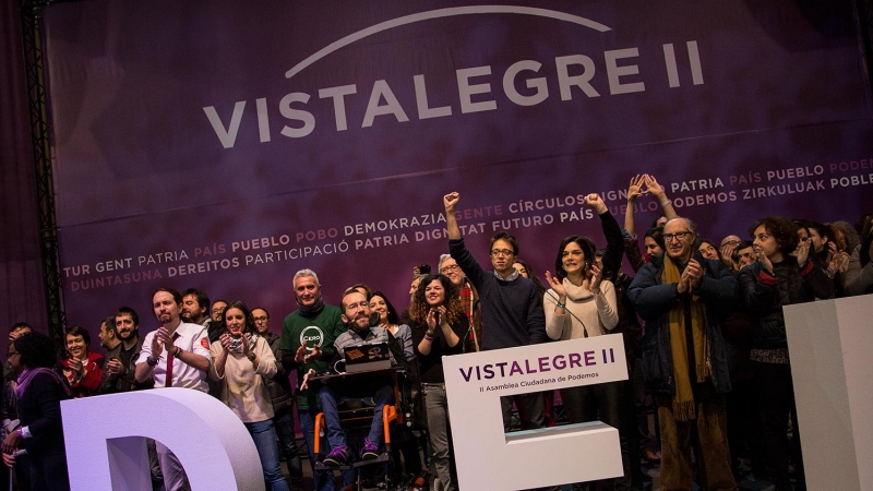 Los miembros del Consejo Ciudadano de Podemos (entre ellos, Pablo Iglesias, Irene Montero, Diego Cañamero, Pablo Echenique, Sofía Fernández, Iñigo Errejón, Clara Serra, Vicenç navarro), en el escenario tras la proclamación de los resultados de las votacio