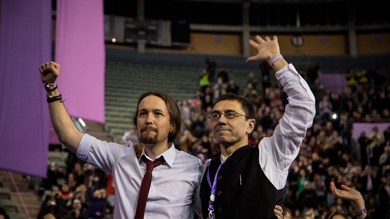 Iglesias y Monedero, con los brazos en alto, saludando a los miembros del Consejo Ciudadano que están en el escenario / JAIRO VARGAS