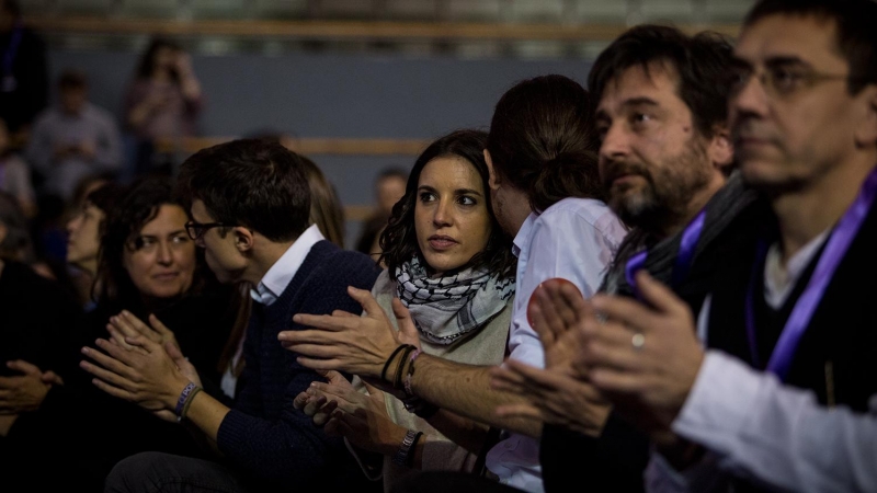 Errejón, Irene Montero, Rafa Mayoral, Pablo Iglesias y Monedero aplauden durante el acto de este domingo en Vistalegre II / JAIRO VARGAS