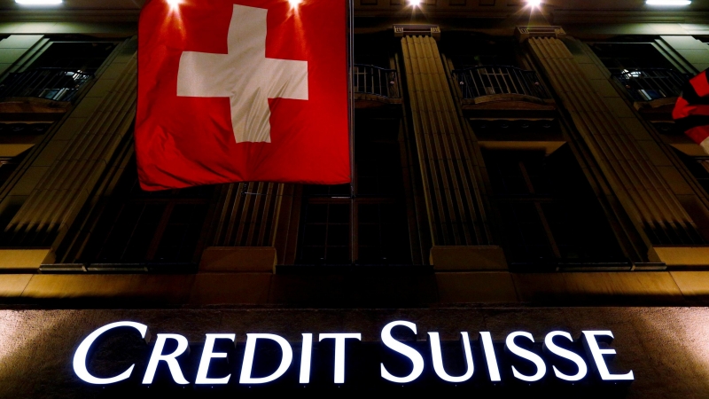 La bandera suiza en la sede del banco Credit Suisse, en la laza Federal de Berna. REUTERS/Ruben Sprich