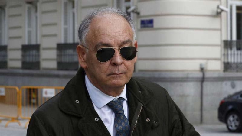 El ex número dos de la Policía Eugenio Pino, a su salida de la Audiencia Nacional, donde prestó declaración ante juez José de la Mata. | SERGIO BARRENECHEA (EFE)