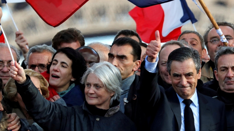 Francois Fillon acompañado por su mujer, Penelope. - REUTERS