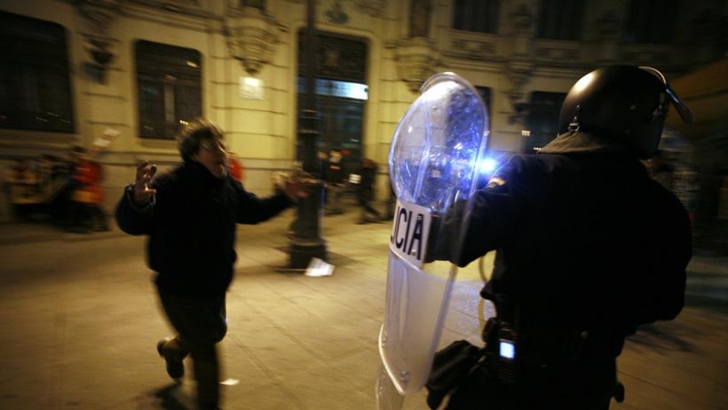 Imagen de los disturbios posteriores a la manifestación contra el 'pensionazo' del 27 de enero de 2011.- FOTOGRACCIÓN