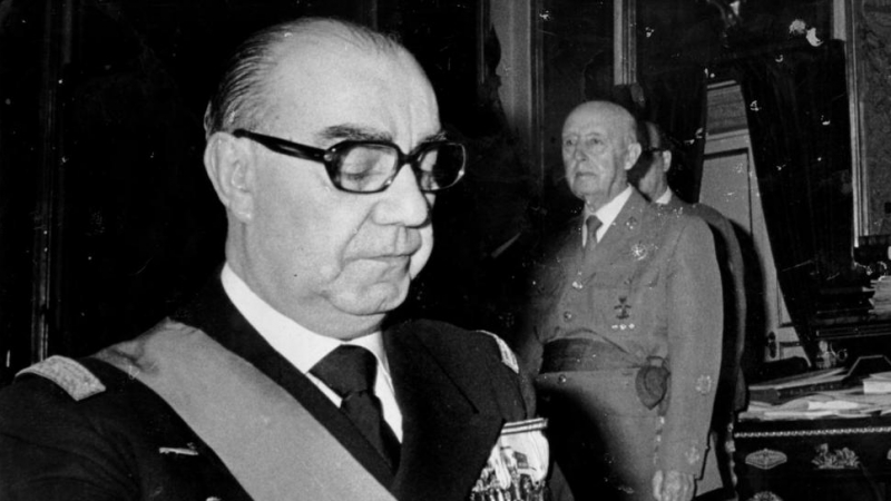 El almirante Carrero Blanco, delante del dictador Francisco Franco.
