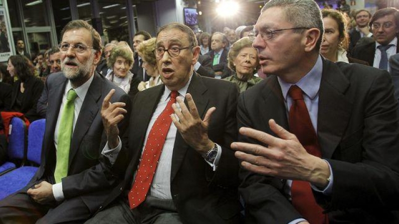 El presidente de La Razón, Mauricio Casals, entre Mariano Rajoy y Alberto Ruiz-Gallardón, en marzo de 2011 en Madrid. | BALLESTEROS (EFE)