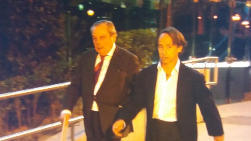 El empresario de la 'jet set' Adrián de la Joya, junto a su abogado a la salida de la Audiencia. PÚBLICO