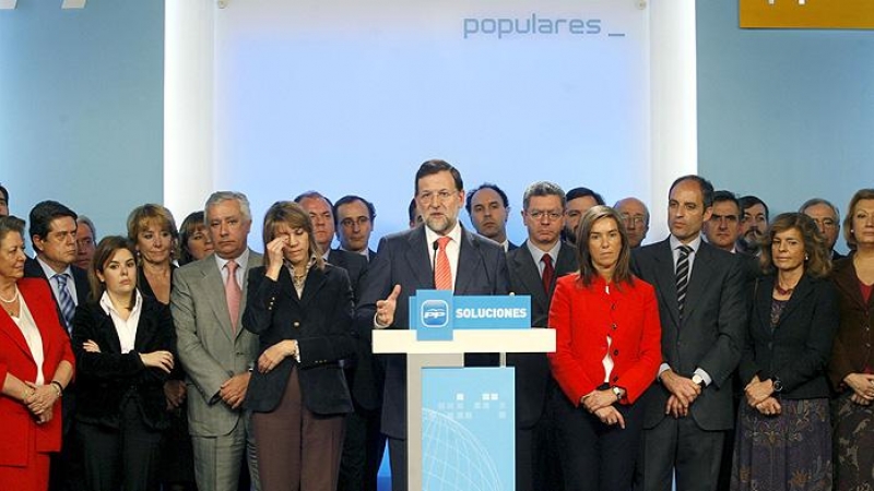 Imagen de la rueda de prensa del líder del PP, Mariano Rajoy, el 11 de febrero de 2009, rodeado de la plana mayor del partido entonces, cuando arrancó de la investigación del caso Gürtel. EFE/Víctor Lerena