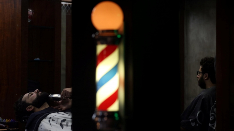 Hombre siendo afeitado en una peluquería retro /REUTERS