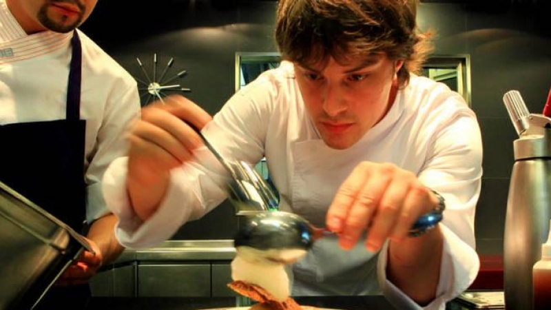 Jordi Cruz, chef del restaurante Àbac, emplatando un postre. (EFE)