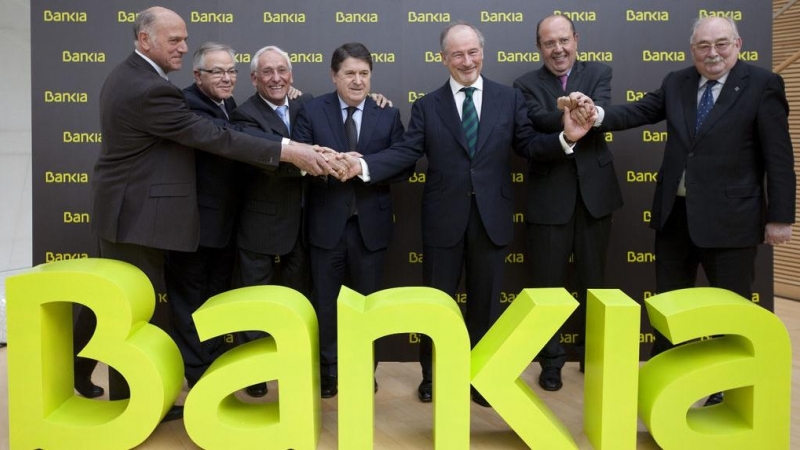 Rodrigo Rato y José Luis Olivas con los responsables de las otras cajas de ahorros que formaron Bankia, en la salida a bolsa de la entidad. EFE