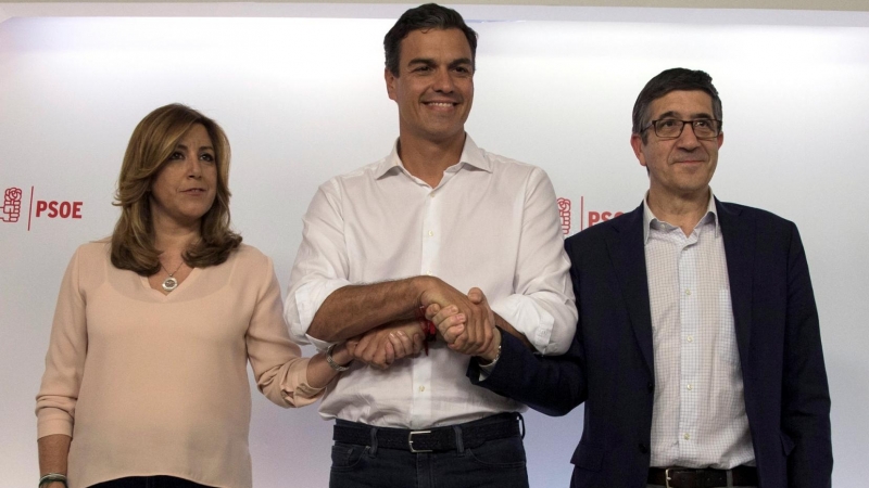 Pedro Sanchez junta sus manos a las de Susana Diaz y las de Patxi Lopez, tras los resultados de las primarias socialistas. REUTERS/Sergio Perez