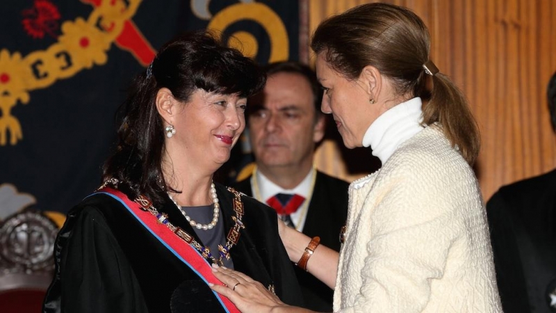 La magistrada Concepción Espejel con la entonces presidenta de Castilla-La Mancha, María Dolores de Cospedal, el día que le impuso  la Gran Cruz de la Orden de San Raimundo de Peñafort, en junio de 2015. EFE