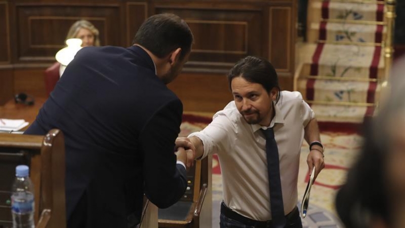 Pablo Iglesias se ha acercado a darle la mano a José Luis Ábalos al término de su debate. - EFE