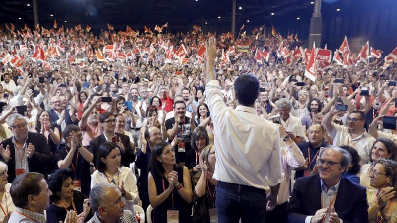 Pedro Sánchez, nuevo secretario general del PSOE, saluda a delegados y simpatizantes durante el acto de clausura del Congreso Federal del partido. /EFE