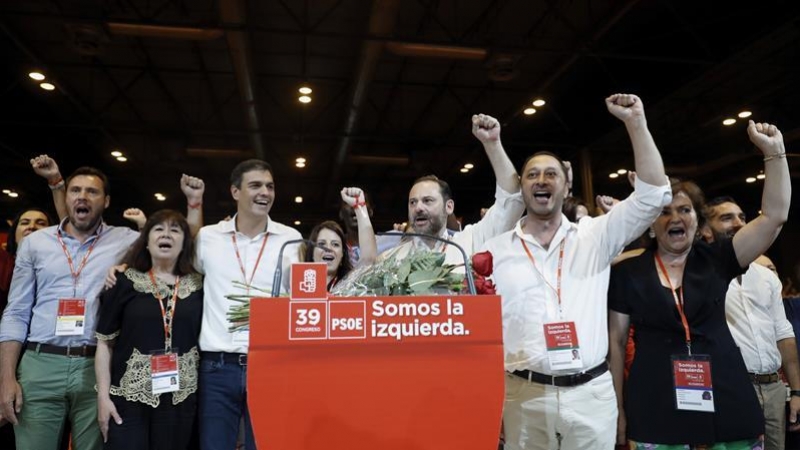 De izquierda a derecha, Oscar Puente, Cristina Narbona, Pedro Sánchez, Adriana Lastra, José Luis Abalos, José Luis Rodríguez Gómez de Celis y Carmen Calvo, durante el acto de clausura del Congreso Federal del PSOE. /EFE