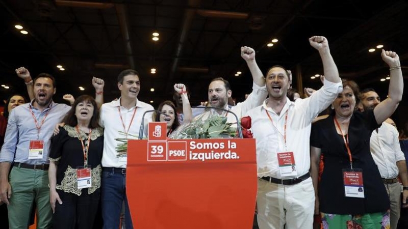 De izquierda a derecha, Oscar Puente, Cristina Narbona, Pedro Sánchez, Adriana Lastra, José Luis Abalos, José Luis Rodríguez Gómez de Celis y Carmen Calvo, durante el acto de clausura del Congreso Federal del PSOE. /EFE