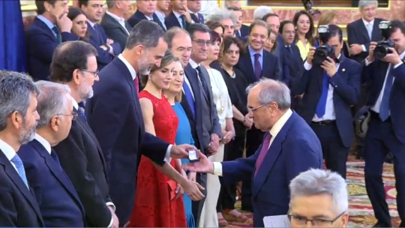 Felipe VI entrega a Rodolfo Martín Villa, exministro franquista, la medalla conmemorativa de las Cortes Constituyentes. 28 de Junio de 2017