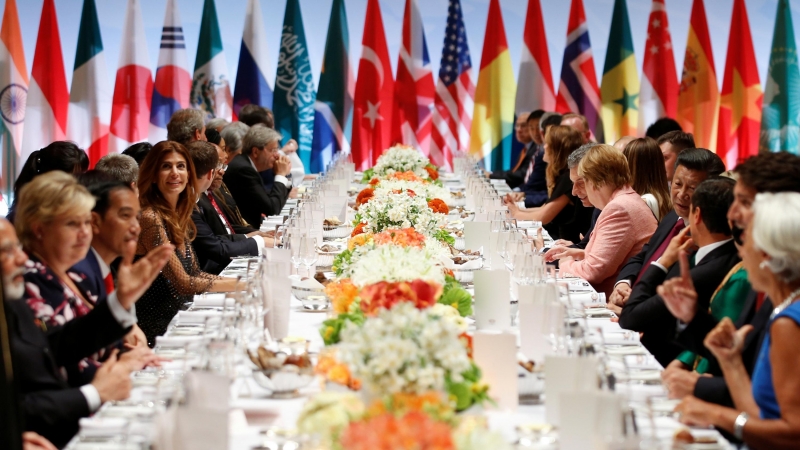 Los líderes del G20, durante la cena oficial en Hamburgo. /REUTERS