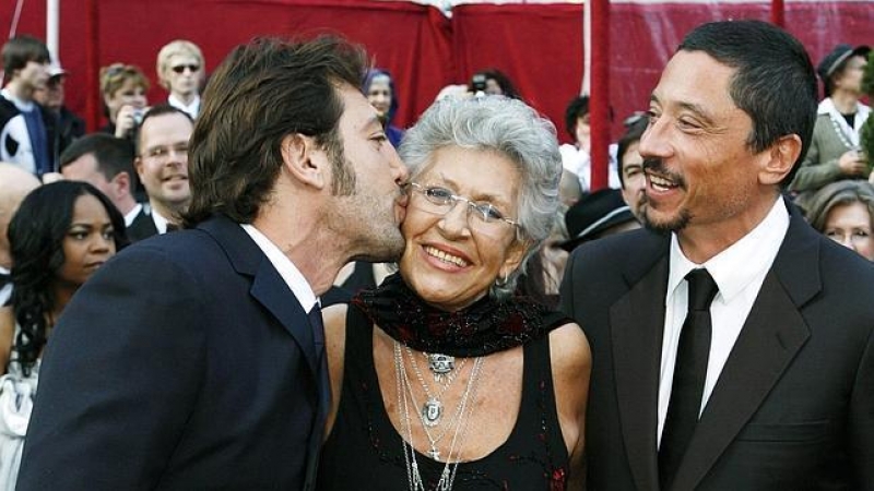 Pilar Bardem, con sus hijos Javier y Carlos. / REUTERS