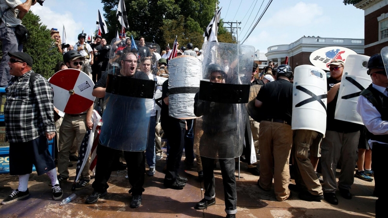 Supremacistas blancos portan escudos en la marcha racista de Virginia./REUTERS