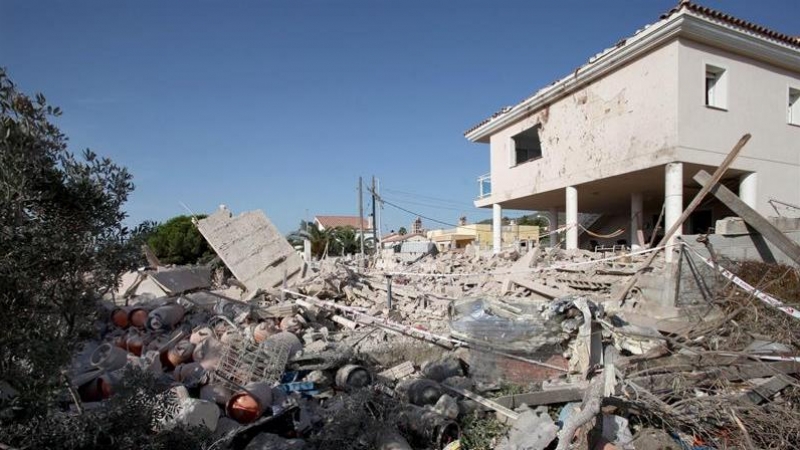 Estado en el que quedó una casa de Alcanar (Tarragona) tras una explosión ocurrida anoche, que los Mossos d´Esquadra han vinculado al atentando terrorista cometido hoy en la Rambla de Barcelona. En esta explosión murió una persona cuando, al parecer, mani