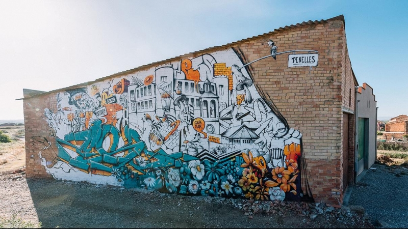 Una casa de Penelles decorada amb un grafiti. FOTO: Annadosenes