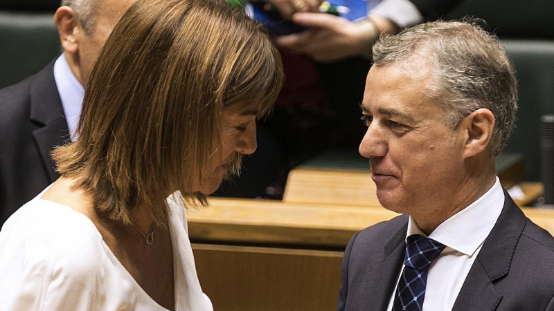 El lehendakari, Iñigo Urkullu, conversa con la portavoz del PSE-EE, Idoia Mendía, tras su intervención en el pleno de Política General en el Parlamento Vasco. EFE/David Aguilar