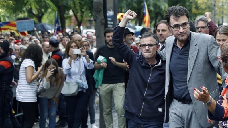 Josep Maria Jové, i Lluís Salvadó surten en llibertat i saluden els ciutadans concentrats a les portes de la Ciutat de la Justícia / EFE Andreu Dalmau